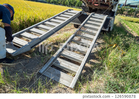 從卡車上卸下聯合收割機 126590878