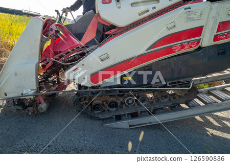 從卡車上卸下聯合收割機 126590886