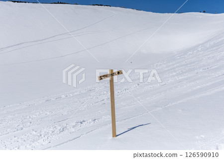 立山春雪原上的路標（室堂巴士總站） 126590910