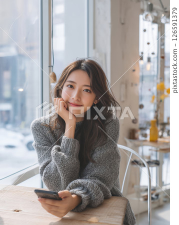 在咖啡館使用智慧型手機的年輕女子 126591379