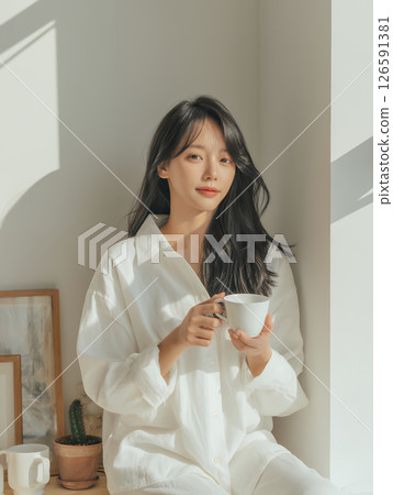 美麗的亞洲女人在她的房間放鬆 126591381