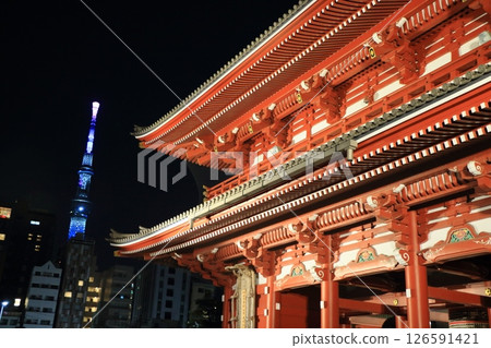 東京的旅遊景點-淺草寺寶藏門和東京晴空塔,燈光璀璨 東京的旅遊景點-淺草寺寶藏門和東京晴空塔,燈光璀璨 126591421