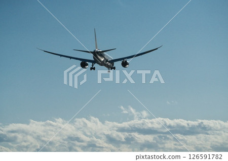 冬日晴朗的日子，從城南島海濱公園望去，一架客機在接近羽田機場時閃閃發光 126591782