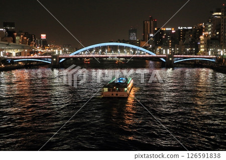 點亮的吾妻橋和駒形橋 點亮的橋樑和隅田川的夜景 126591838