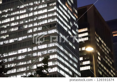 市中心摩天大樓的夜景 市中心摩天大樓的夜景 126591874