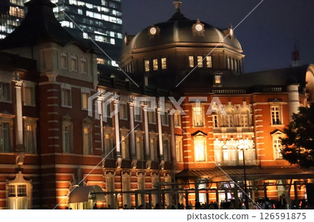 東京車站一側的夜景亮了起來 126591875
