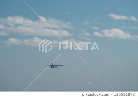 冬日晴朗的日子,從城南島海濱公園望去,一架客機從羽田機場起飛,飛往藍天 冬日晴朗的日子,從城南島海濱公園望去,一架客機從羽田機場起飛,飛往藍天 126591878