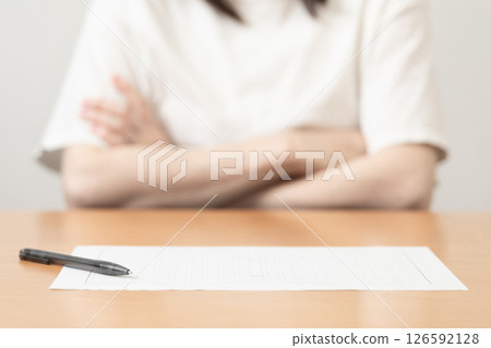 一名女子雙手交叉站在稿紙前(庫存照片) 一名女子雙手交叉站在稿紙前(庫存照片) 126592128