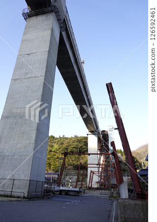 The newly completed concrete Yobu Bridge and the old bridge pier on display 126592461