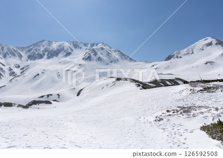 Tateyama mountain range and spring snow scenery 126592508