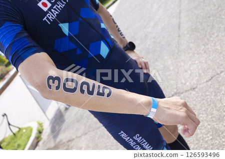 一名 40 多歲的男子正在跑馬拉松 126593496