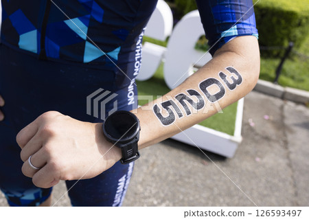 A man in his 40s running a marathon 126593497
