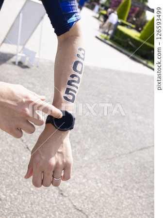 A man in his 40s running a marathon 126593499