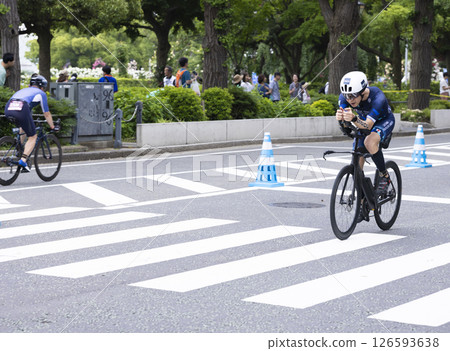 Men cycling 126593638