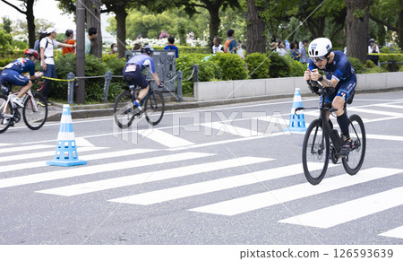 Men cycling 126593639