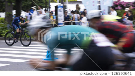 Men cycling 126593641