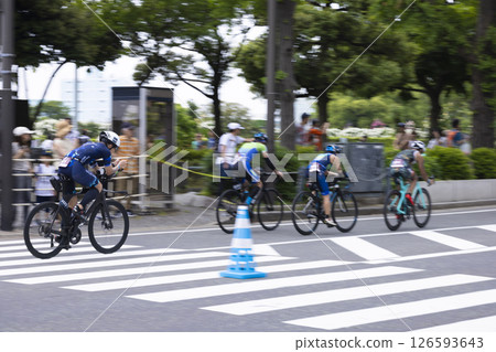 Men cycling 126593643