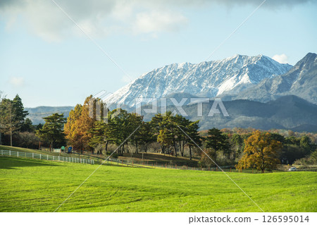 Autumn foliage on the Hiruzen Plateau and snow-capped Mt. Daisen Autumn foliage on the Hiruzen Plateau and snow-capped Mt. Daisen 126595014