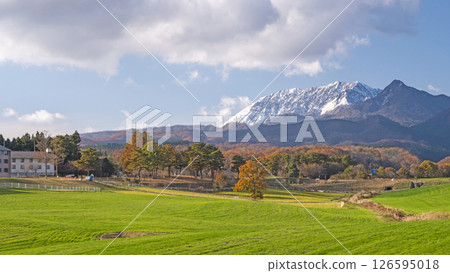 蒜山高原的紅葉和白雪皚皚的大山 126595018