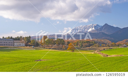 蒜山高原的紅葉和白雪皚皚的大山 126595019