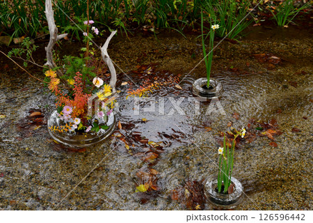 溪流上的漂浮插花 溪流上的漂浮插花 126596442