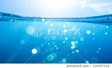 波光粼粼的藍色水面背景 126597310