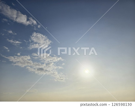 天空反射著落日的光芒 126598130