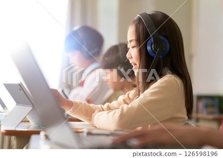 Elementary school students studying while looking at a tablet Elementary school students studying while looking at a tablet 126598196