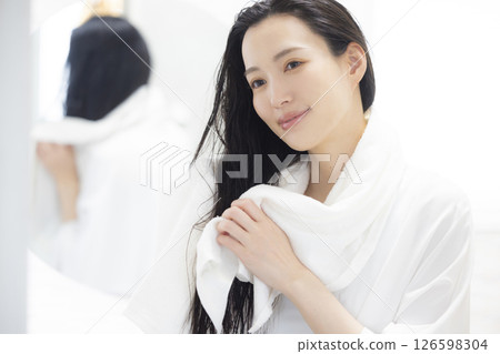 做頭髮護理的女性 126598304