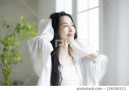 做頭髮護理的女性 126598311