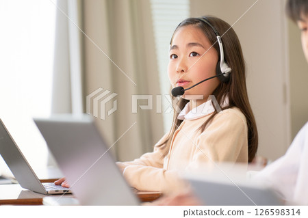 戴著耳機學習的女小學生 126598314