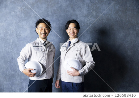 兩個穿著工作服的男人 126598410