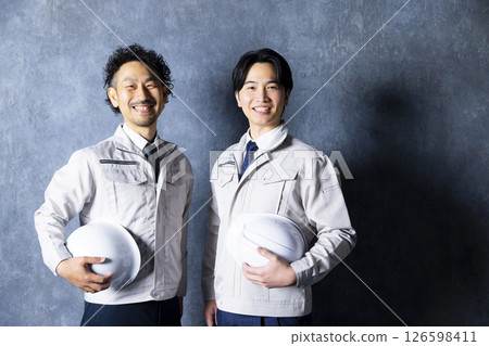 兩個穿著工作服的男人 126598411