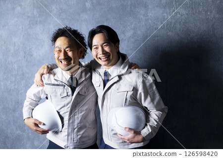 兩個穿著工作服的男人 兩個穿著工作服的男人 126598420