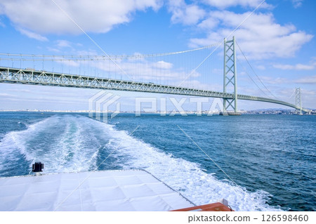 從船上眺望淡路市的明石海峽大橋 從船上眺望淡路市的明石海峽大橋 126598460