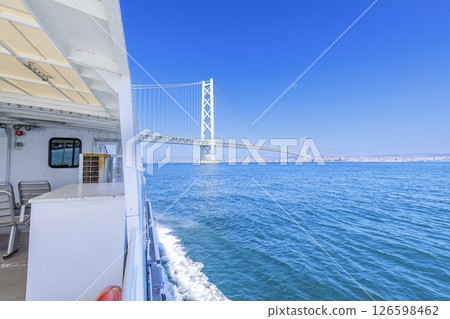 從船上眺望淡路市的明石海峽大橋 126598462