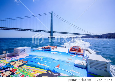 從船上眺望淡路市的明石海峽大橋 126598463