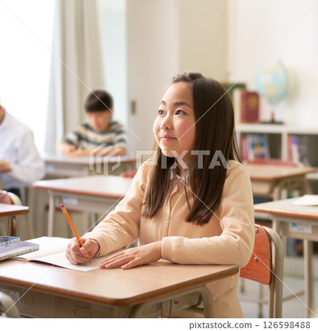 Elementary school girl taking a class in the classroom Elementary school girl taking a class in the classroom 126598488