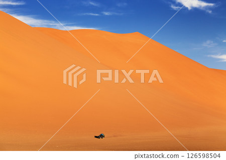 Giant sand duns of the Sahara Desert in Algeria 126598504