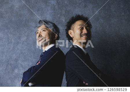 穿西裝的有鬍子的男人 126598529