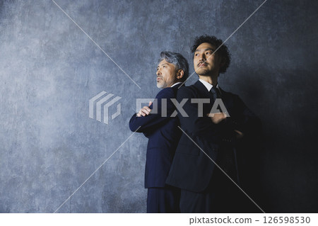 穿西裝的有鬍子的男人 126598530