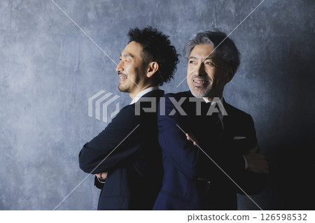 穿西裝的有鬍子的男人 126598532