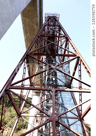 The newly completed concrete Yobu Bridge and the old bridge pier on display 126598759