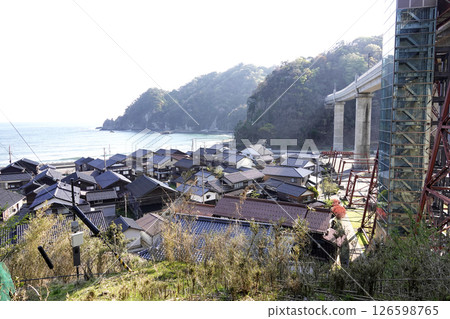 The Sea of Japan and villages seen from the sidewalk of Amarube-Sora Station, and the old and new Amarube Bridges 126598765