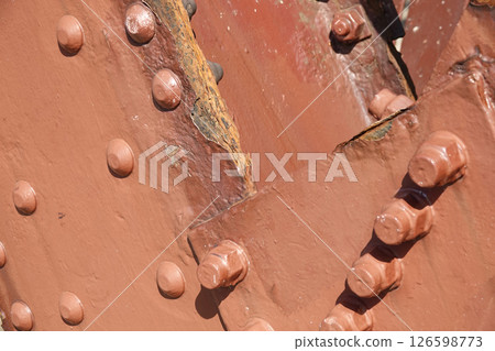 舊餘部橋：橋墩上鏽蝕的鋼構件、鉚釘和螺栓 126598773