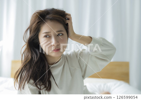 躺在床上的女人 躺在床上的女人 126599054