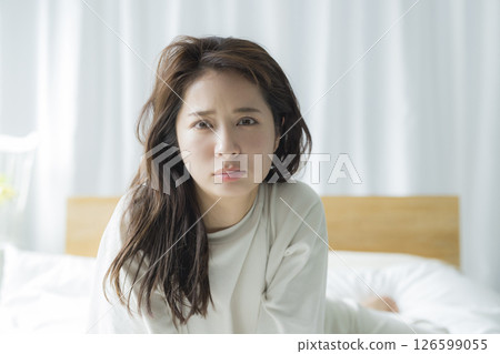 躺在床上的女人 126599055