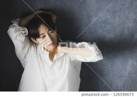 一個穿白襯衫的女人 126599073