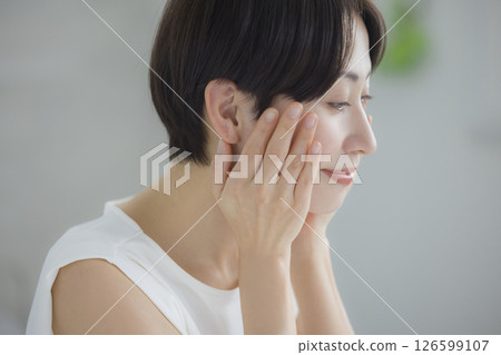 做皮膚護理的中年婦女 做皮膚護理的中年婦女 126599107