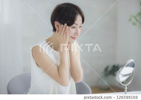 做皮膚護理的中年婦女 做皮膚護理的中年婦女 126599108